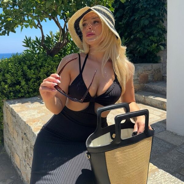 Nữ cầu thủ bị sa thải, trở thành "triệu phú" nhờ mặc bikini khoe vòng 3 quyến rũ .