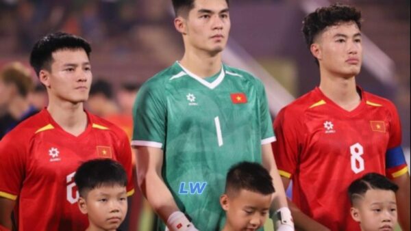 Trung Kiên sánh ngang thủ môn Hàn Quốc và Australia