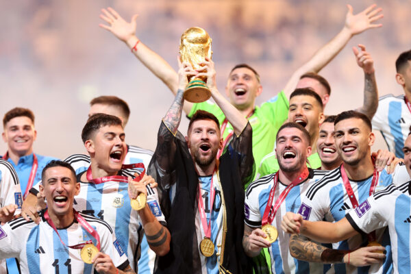 Messi chính thức vượt mặt Pele