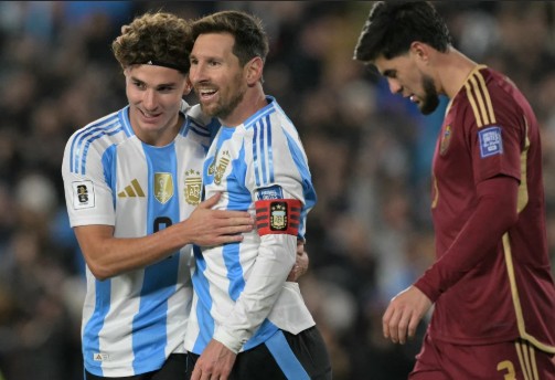 Messi lần đầu tiên đoạt danh hiệu tại VL World Cup