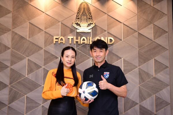 ĐT Thái Lan chia tay HLV trưởng