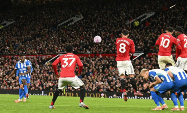 Welbeck ghi bàn từ sai lầm của MU - Ảnh: @ManUTD
