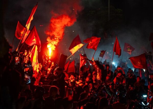 U23 Việt Nam thua bán kết CĐV vẫn 'đi bão' xuyên đêm