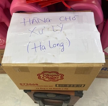 Đồ hộp PaTê được nhân viên cửa hàng WinMart thu hồi, chờ hoàn trả.