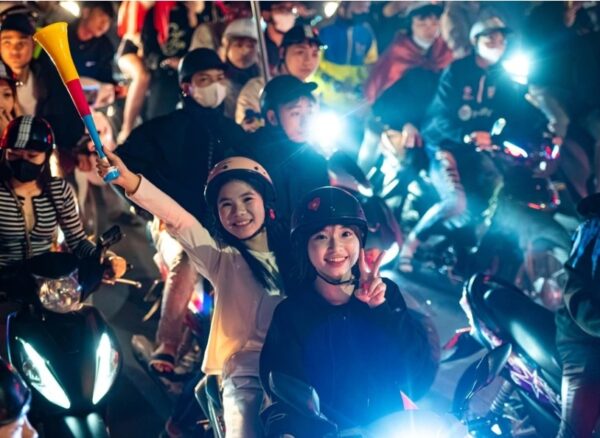 U23 Việt Nam thua bán kết CĐV vẫn 'đi bão' xuyên đêm