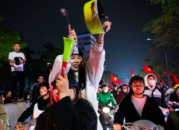 U23 Việt Nam thua bán kết CĐV vẫn 'đi bão' xuyên đêm