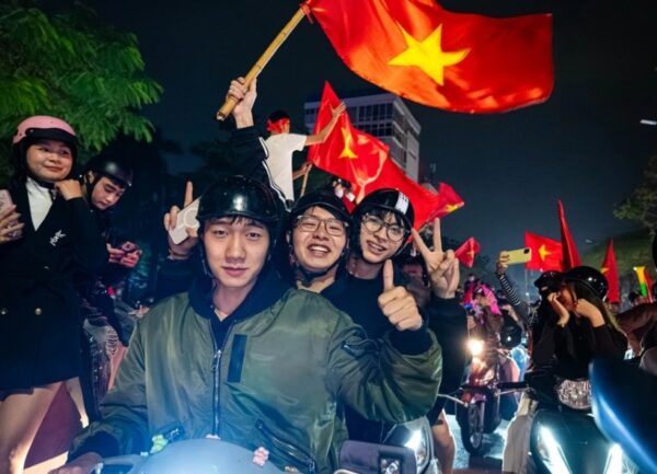 U23 Việt Nam thua bán kết CĐV vẫn 'đi bão' xuyên đêm