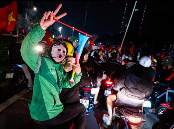 U23 Việt Nam thua bán kết CĐV vẫn 'đi bão' xuyên đêm