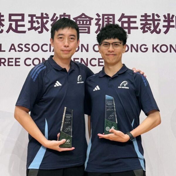 Trọng tài Cheung Wai Lung Mario (phải) bắt chính trận giao hữu Việt Nam vs Bangladesh.