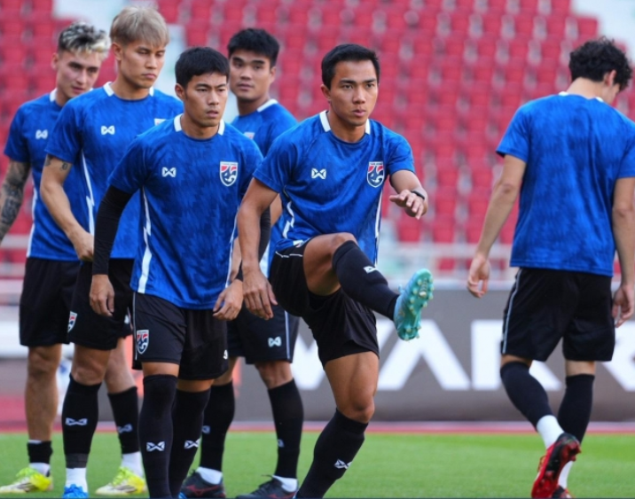 Các ngôi sao của ĐT Thái Lan tập luyện hăng say cho trận đấu với Turkmenistan.