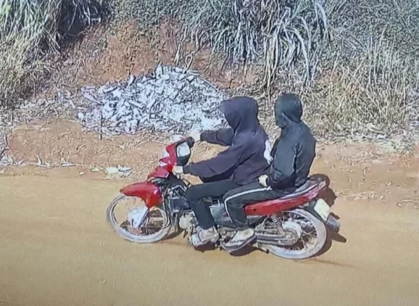 Tóm gọn 2 đối tượng cầm dao giật túi tiền của nữ thương lái