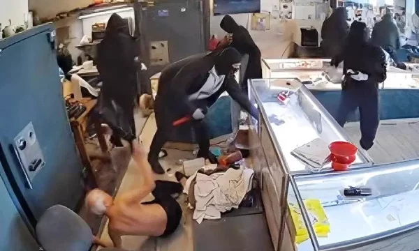 20 người cướp tiệm vàng trong 70 giây gây sốc ở California