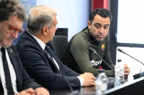 Xavi tố Laporta ngăn Messi trở lại Barca