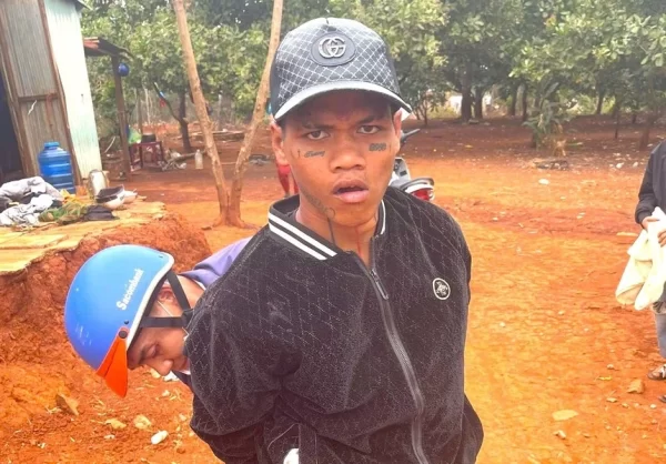 Tóm gọn 2 đối tượng cầm dao giật túi tiền của nữ thương lái