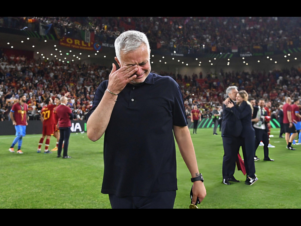 Jose Mourinho bật khóc để bày tỏ sự tiếc thương với Silvino Louro