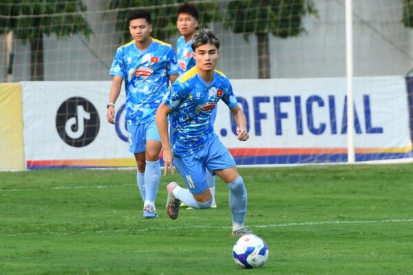 Antonio Moric (số 11) đã được đôn lên U23 Việt Nam chỉ sau 1 buổi tập cùng U19 Việt Nam.